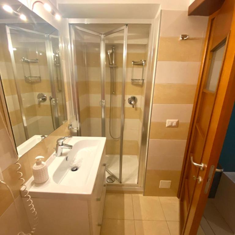 B&B Napoli Duomo - Double or Twin Room with Private Bathroom - 4