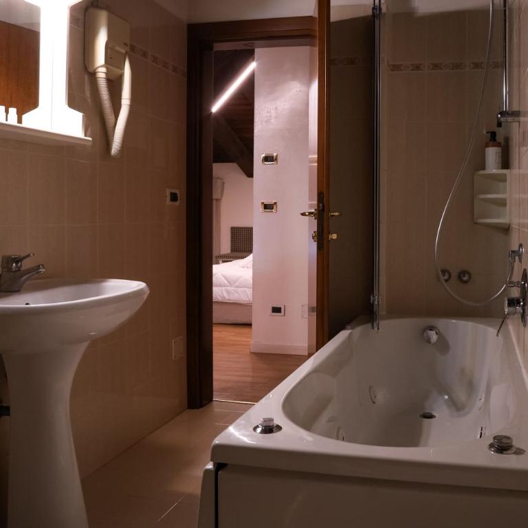 Hotel Villa Sara - Camera Quadrupla Comfort - 14