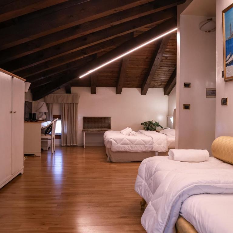 Hotel Villa Sara - Camera Quadrupla Comfort - 12
