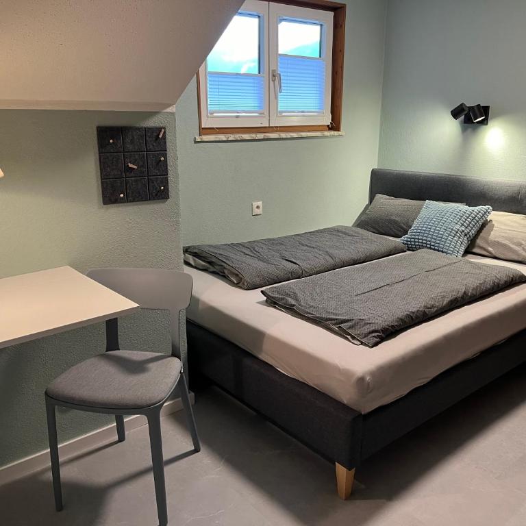 Allgäu Apartments Hüs 8 oder 9 Ferienzimmer mit Self-Checkin - Doppelzimmer mit eigenem Bad - 2
