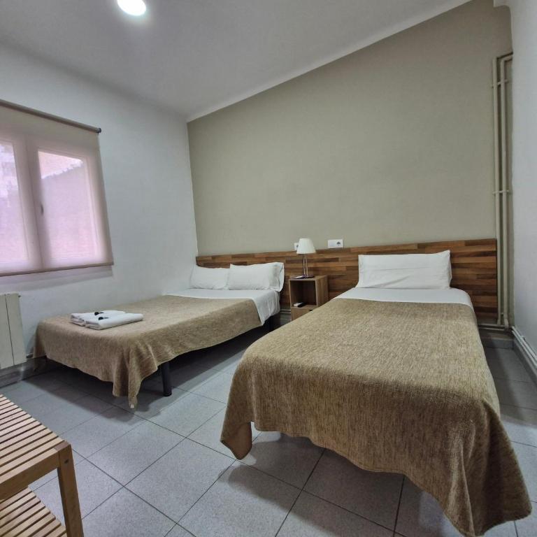 Hostal Elkano - Habitación Triple con baño privado - 8
