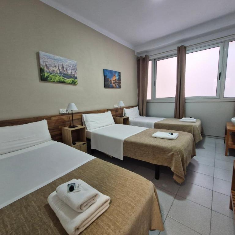 Hostal Elkano - Habitación Triple con baño privado - 5