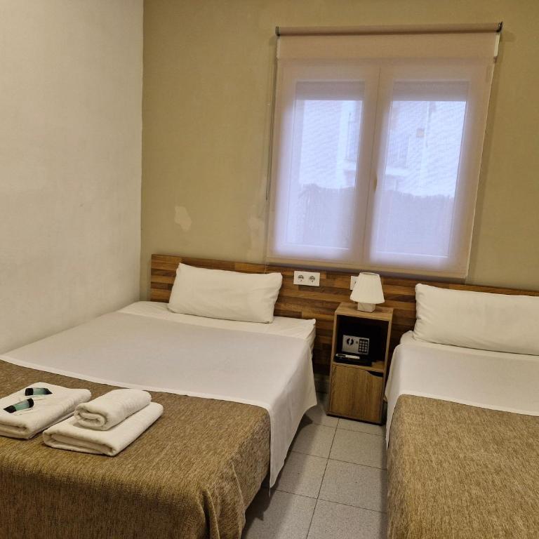 Hostal Elkano - Habitación Triple con baño privado - 6