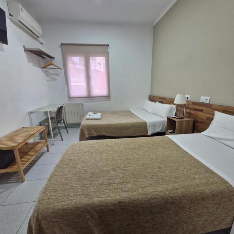 Hostal Elkano - Habitación Triple con baño compartido - 5