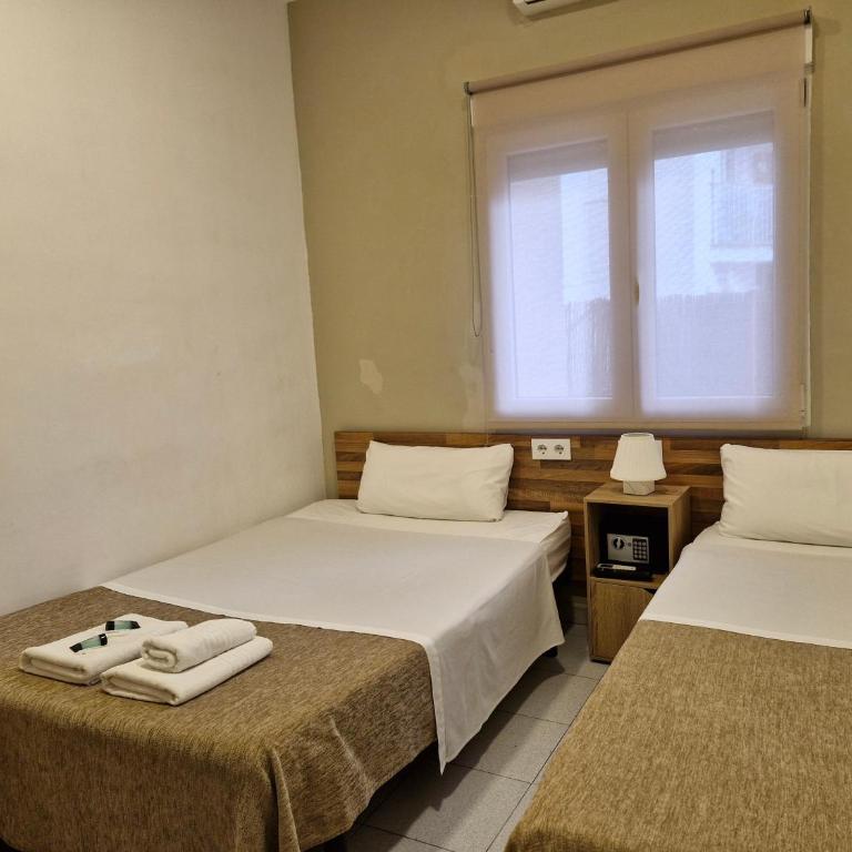 Hostal Elkano - Habitación Doble con baño compartido - 2 camas - 3