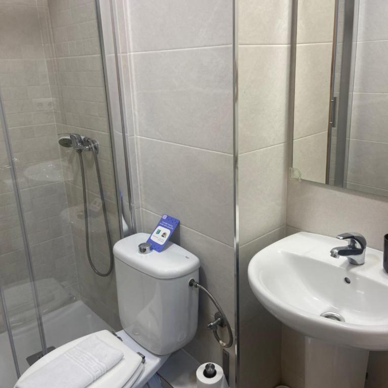 Hostal Elkano - Habitación Doble con baño privado - 11