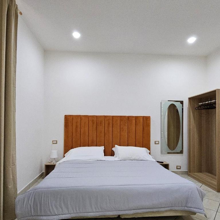B&B Napoli Centrale Room&Jacuzzi - Camera Tripla con Bagno Privato - 1