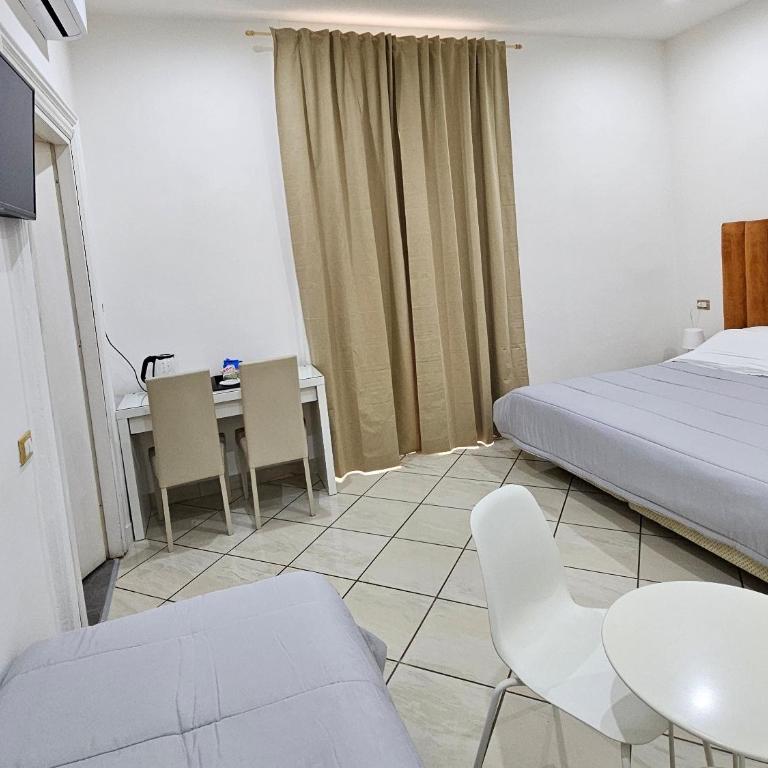 B&B Napoli Centrale Room&Jacuzzi - Camera Tripla con Bagno Privato - 2