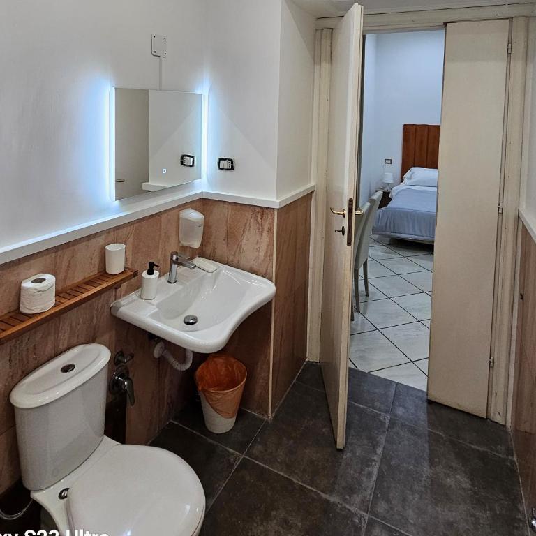 B&B Napoli Centrale Room&Jacuzzi - Camera Tripla con Bagno Privato - 4