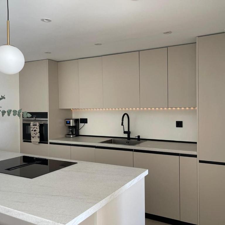 Beautiful 3-Bedroom Apartment in Marbella - Apartamento de 3 dormitorios - 20