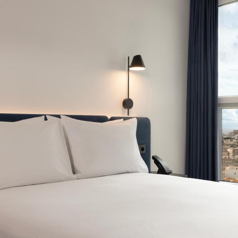Hampton By Hilton Malaga Martiricos - Habitación con cama extragrande. - 10