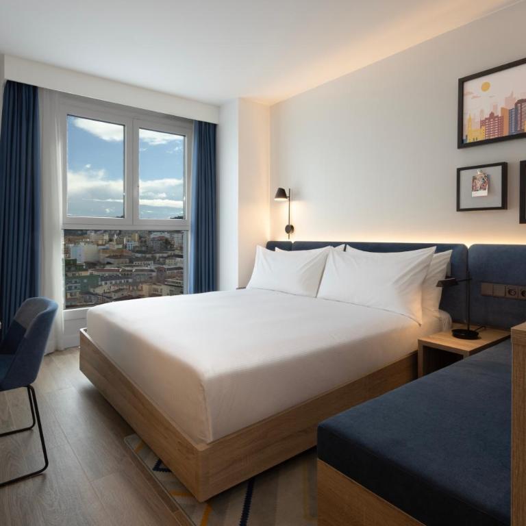 Hampton By Hilton Malaga Martiricos - Habitación con cama extragrande. - 12