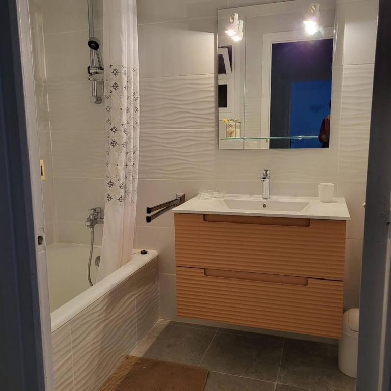 Apartamento primera línea Roses con vistas al mar AV-09 - Apartamento de 3 dormitorios - 8