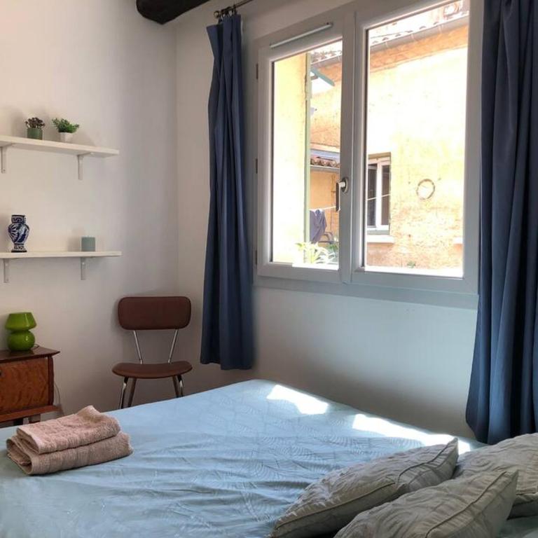 Chambre en centre ville avec jacuzzi - Chambre Familiale avec Salle de Bains Privative - 3