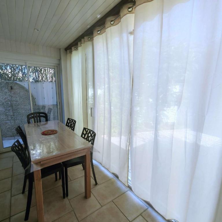 Villa Mitoyenne Climatisée, Piscine, Parking, 450m de la Plage - FR-1-607-17 - Maison de Vacances - 22