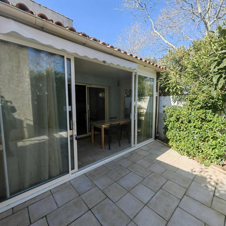 Villa Mitoyenne Climatisée, Piscine, Parking, 450m de la Plage - FR-1-607-17 - Maison de Vacances - 25