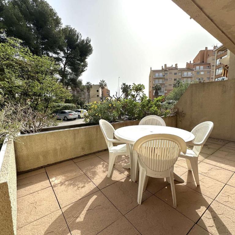 HYEDES Appartement climatisé pour 4 personnes sur le port de Hyères - Two-Bedroom Apartment - 4