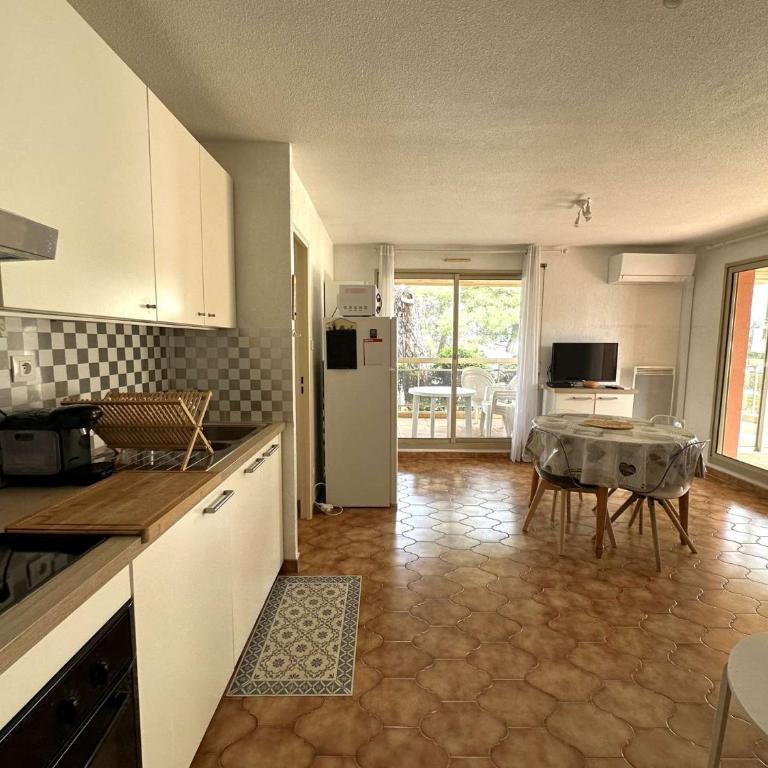 HYEDES Appartement climatisé pour 4 personnes sur le port de Hyères - Two-Bedroom Apartment - 5