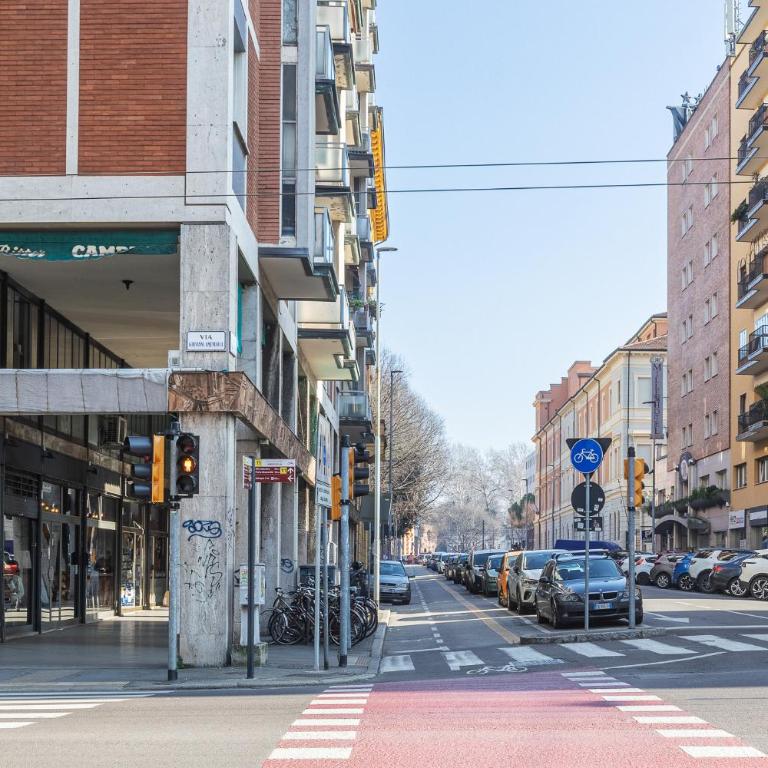 GuestHost - Central Charm - 200m from Bologna Station - Appartamento con 2 Camere da Letto - 25