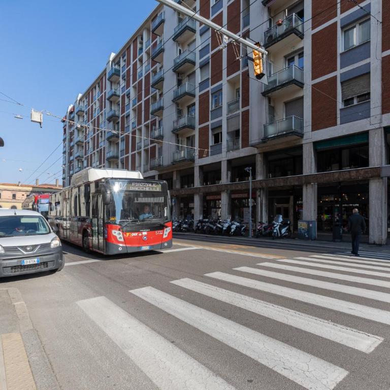 GuestHost - Central Charm - 200m from Bologna Station - Appartamento con 2 Camere da Letto - 26