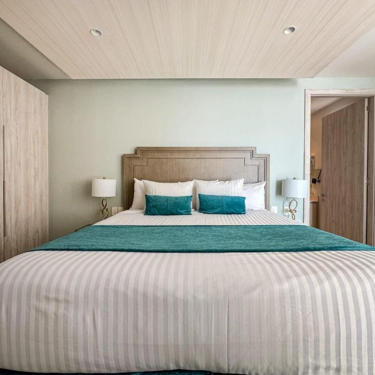 Paradise Found Luxe 2BR Condo in Iconic Location - Apartamento - 24