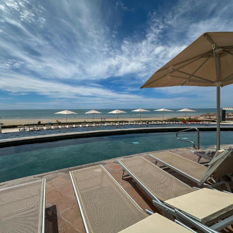 Paradise Found Luxe 2BR Condo in Iconic Location - Apartamento - 69