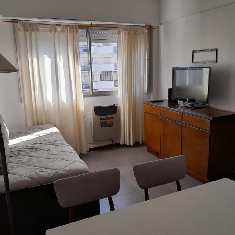 Depto 2 amb zona centro Cochera no camioneta Solo familias - One-Bedroom Apartment - 2