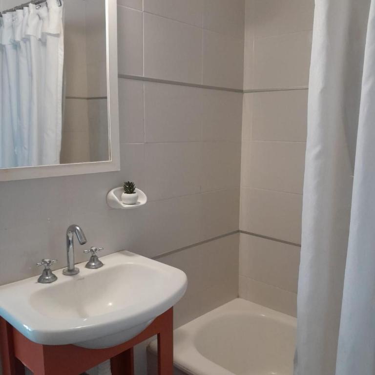 Depto 2 amb zona centro Cochera no camioneta Solo familias - One-Bedroom Apartment - 8