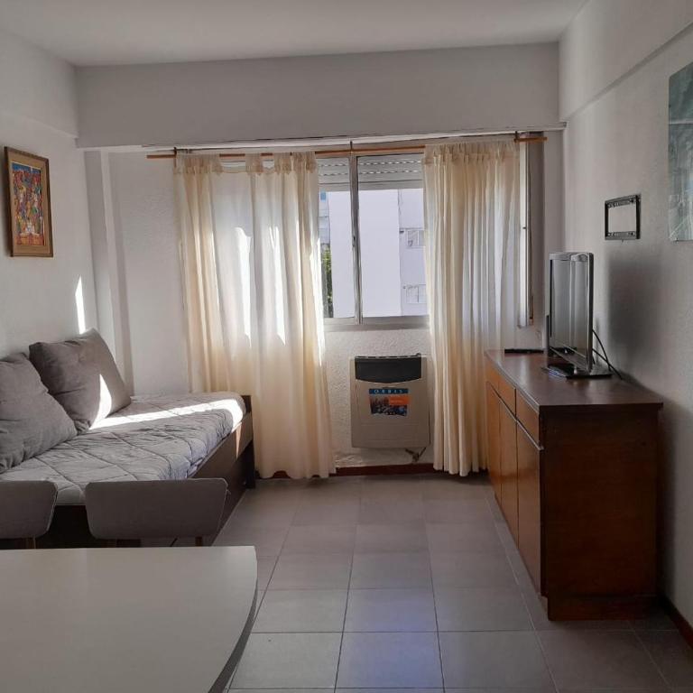 Depto 2 amb zona centro Cochera no camioneta Solo familias - One-Bedroom Apartment - 10