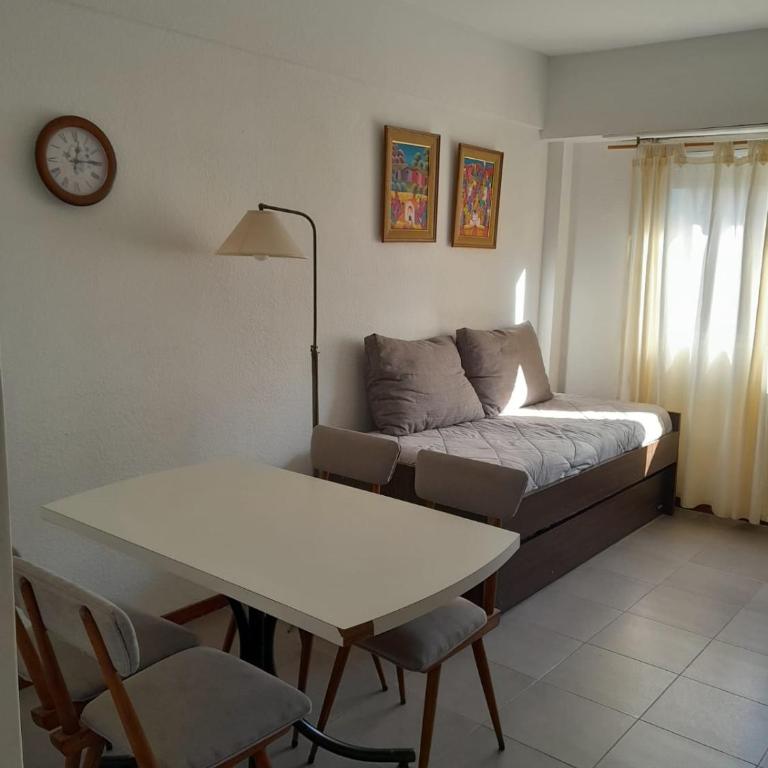 Depto 2 amb zona centro Cochera no camioneta Solo familias - One-Bedroom Apartment - 12