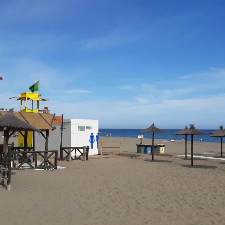 Apartamento de 2 dormitorios, gran terraza, vistas al mar junto playa Carvajal - Two-Bedroom Apartment - 57