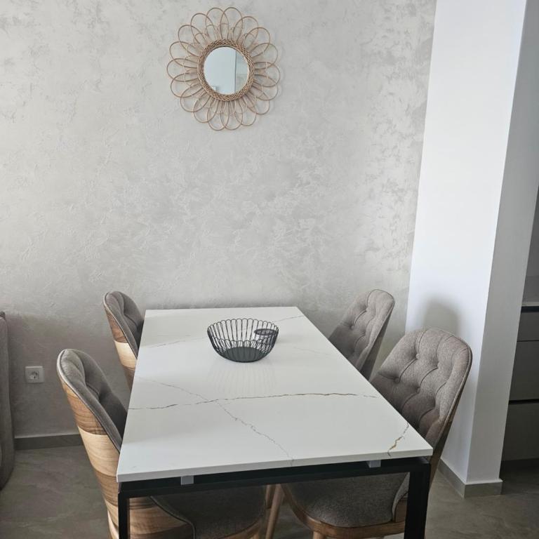 Skyline Apartments - One-Bedroom Apartment with Balcony and Sea View - 3