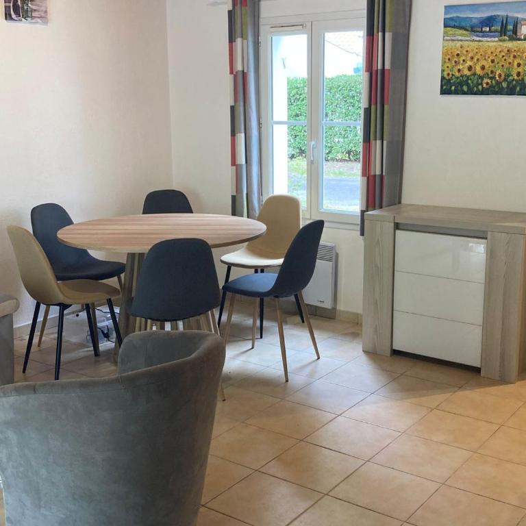 Spacieuse maison à Saint Jean de Monts proche forêt avec terrasse, 3 chambres et parking privé - FR-1-323-524 - Maison de Vacances - 12