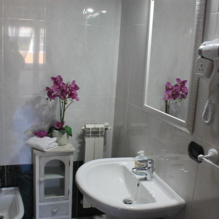 Giramondo Guest house - Double or Twin Room with Private External Bathroom - 10