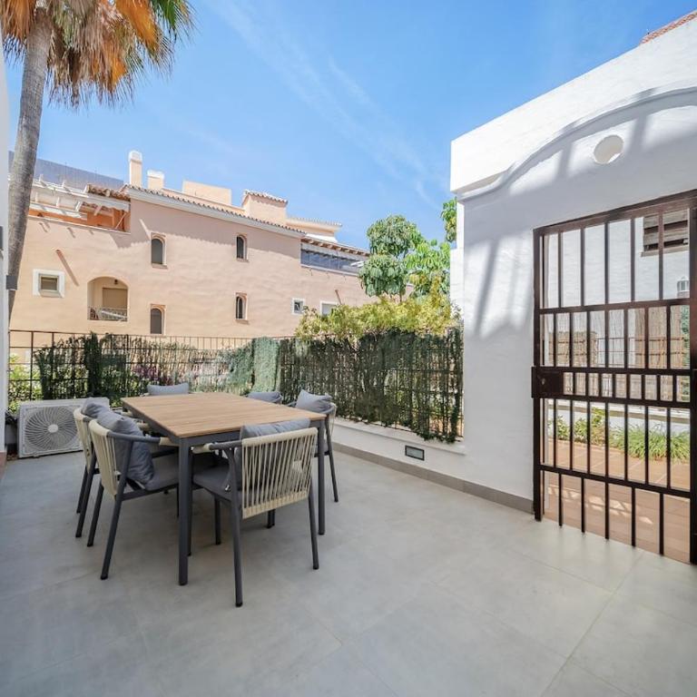 Charming & Modern 4BR Apartment - Apartment - 17