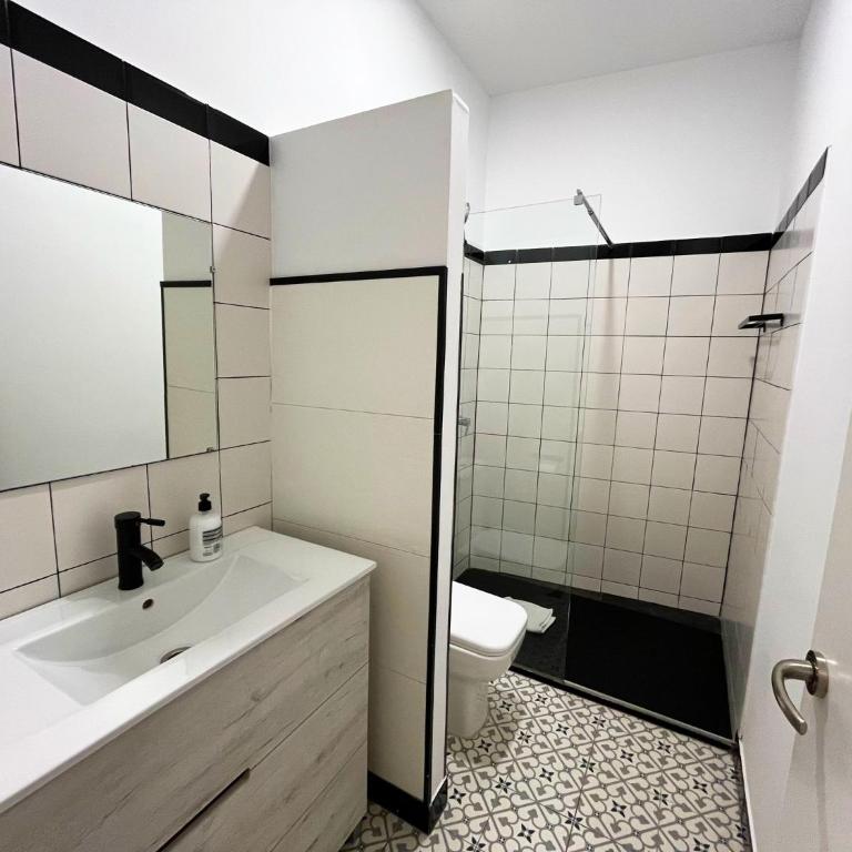 Montera Center Madrid - Double Room with Private Bathroom - 7