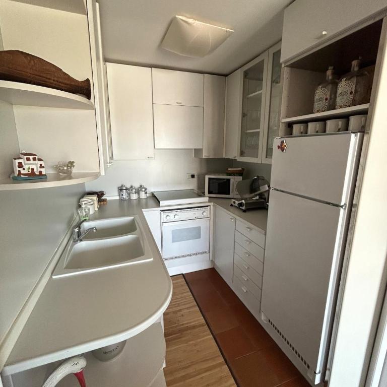Ampio appartamento in centro con vista - parcheggio gratuito e Wi-fi - Two-Bedroom Apartment with Terrace - 6