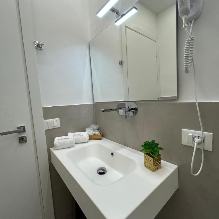 Palermo Centro Affittacamere Spina - Deluxe Double Room (2 Adults + 1 Child) - 5