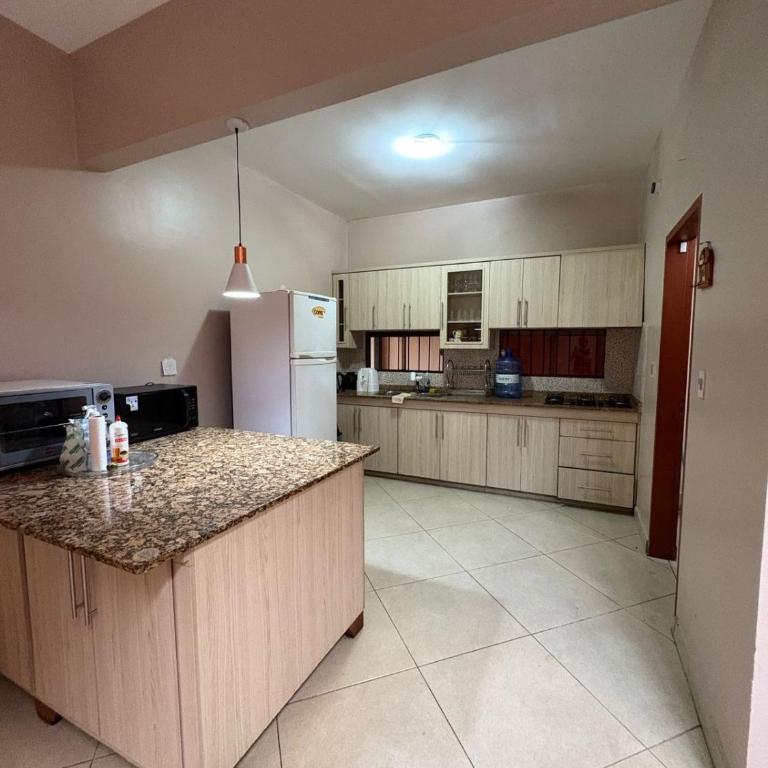 Casa en el centro de Encarnacion con tres habitaciones - Casa con 1 dormitorio - 4