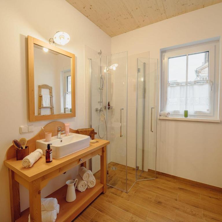 Chalet near Lake Grundlsee & Ski Lift - Three-Bedroom Vacation Home - 31