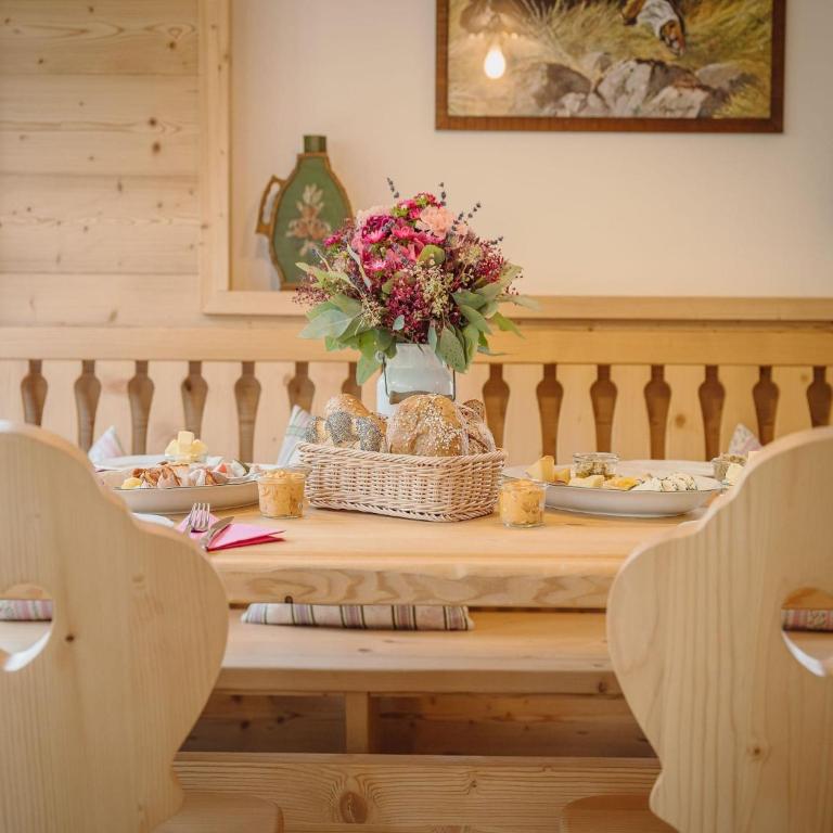 Chalet near Lake Grundlsee & Ski Lift - Three-Bedroom Vacation Home - 10