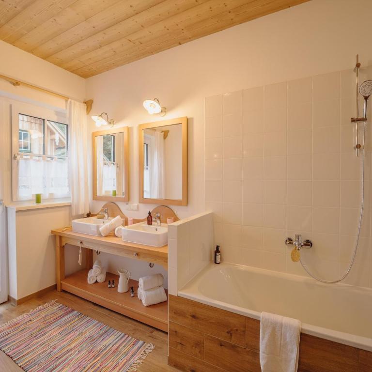 Chalet near Lake Grundlsee & Ski Lift - Three-Bedroom Vacation Home - 15