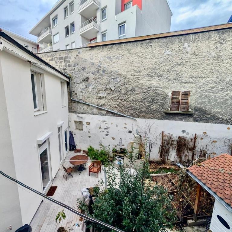 Large 2-bedroom apartment large living room with parking near train station and downtown - Appartement 2 Chambres - 9
