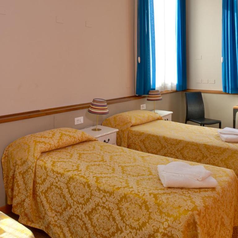 Foresteria Valdese Venezia - Camera Quadrupla con Bagno Privato Esterno - 5
