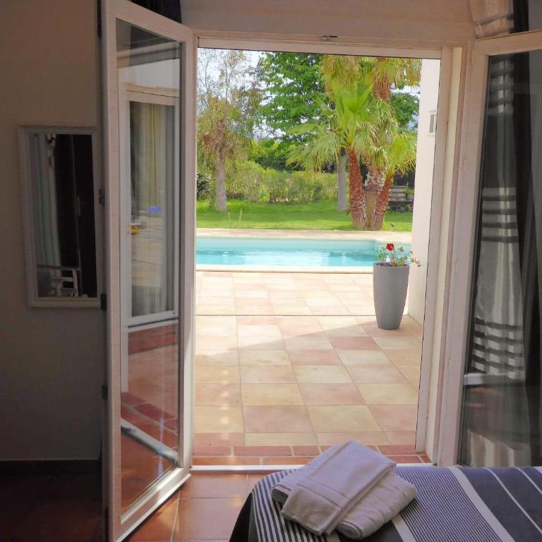 Mas Picton chambres d'hôtes piscine jardin 10 min à pied de la mer - Chambre Double - Vue sur Piscine - 3