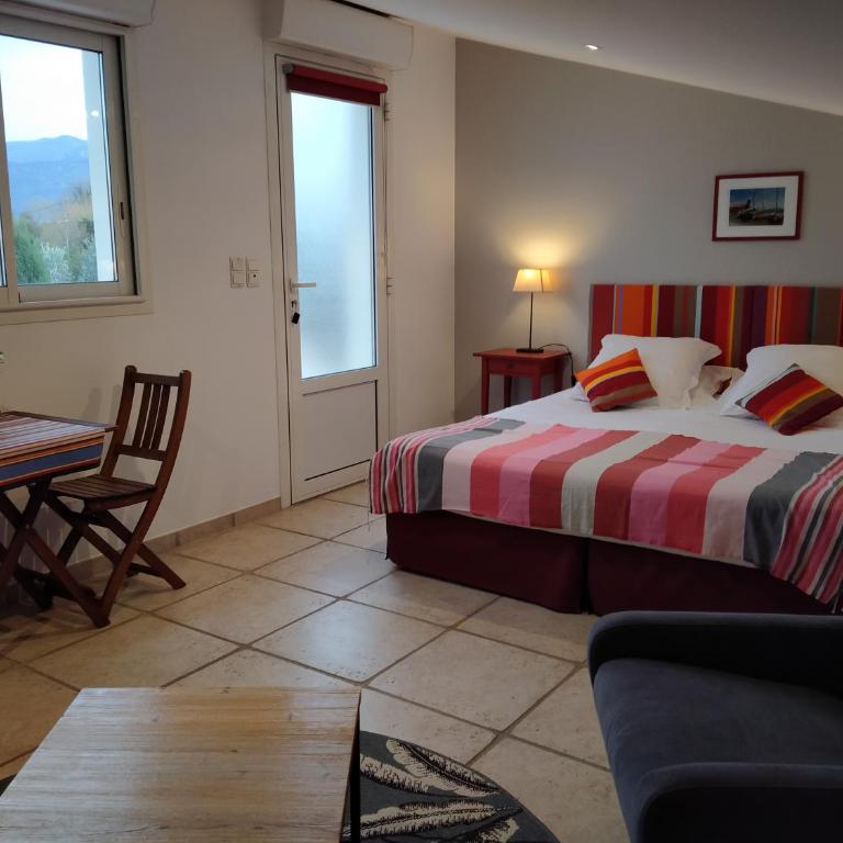 Mas Picton chambres d'hôtes piscine jardin 10 min à pied de la mer - Chambre Double - Vue sur Montagne - 1