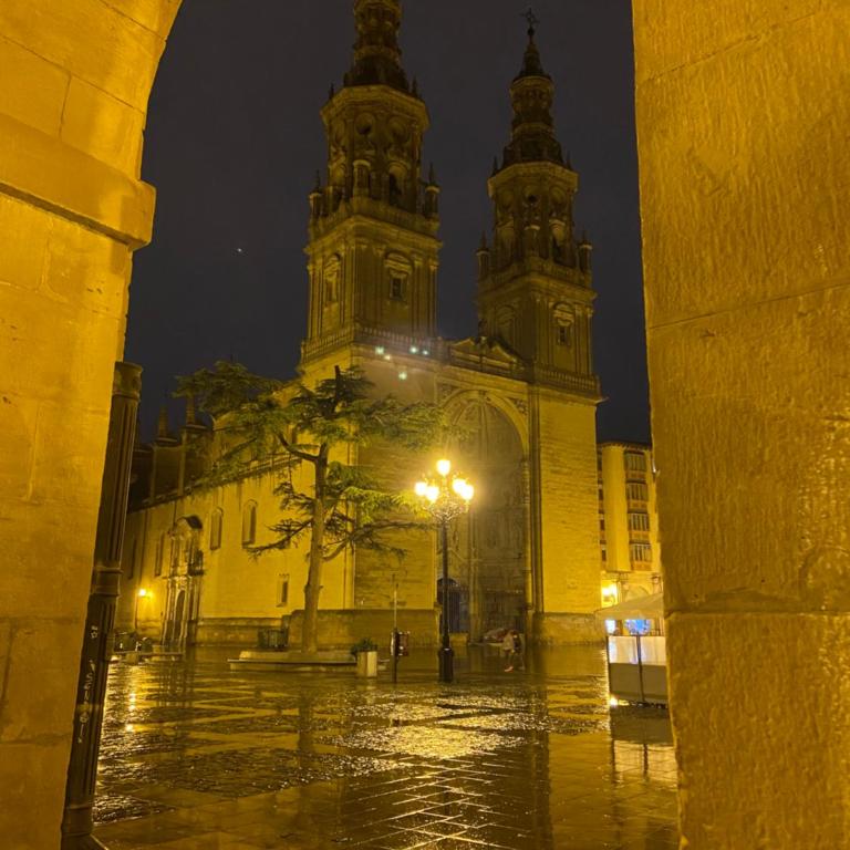 Alojamiento en pleno centro con WIFI y Aire Acondicionado - Two-Bedroom Apartment - 29