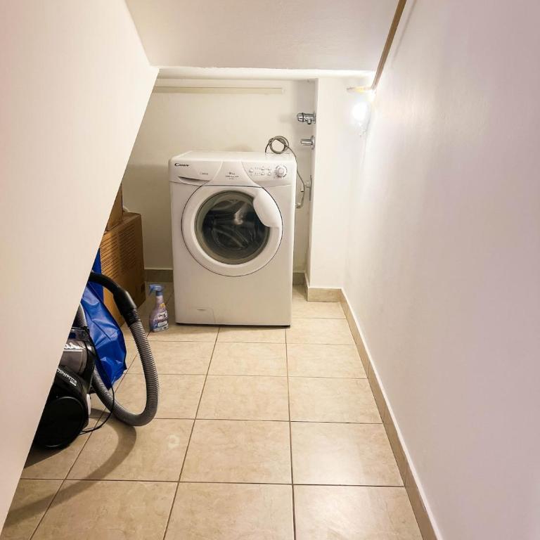 Luxurious 4BDR Retreat with Fireplace - Vila - 21