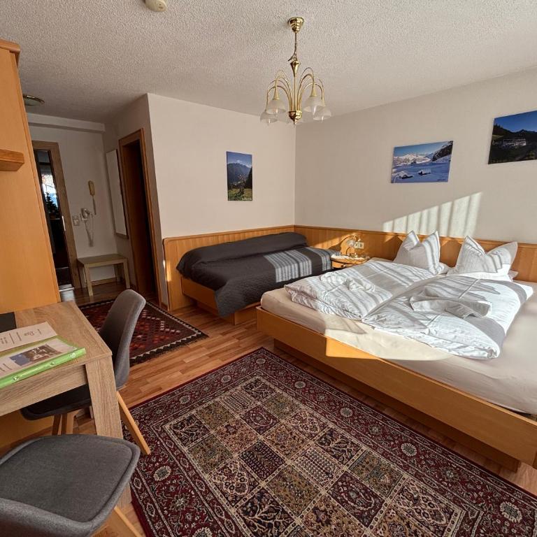 Appartement Pension Sankt Sebastian Premium Summercard including - Dreibettzimmer mit Bergblick - 6
