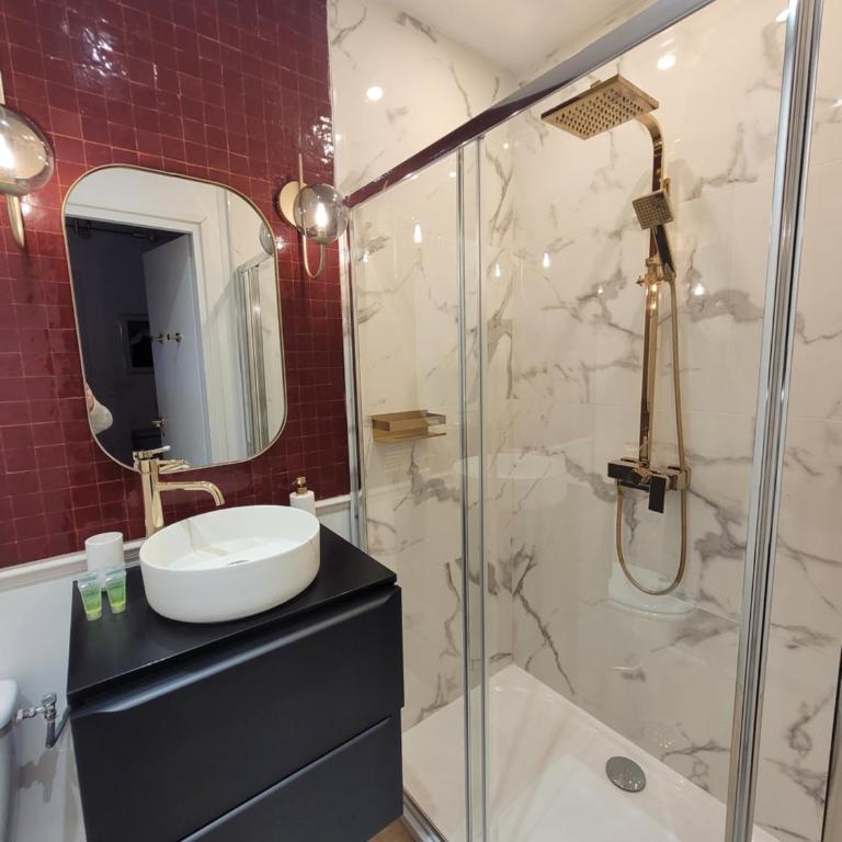 Nuit d'évasion love room avec baignoire balnéo et jardin avec spa - One-Bedroom Apartment - 9